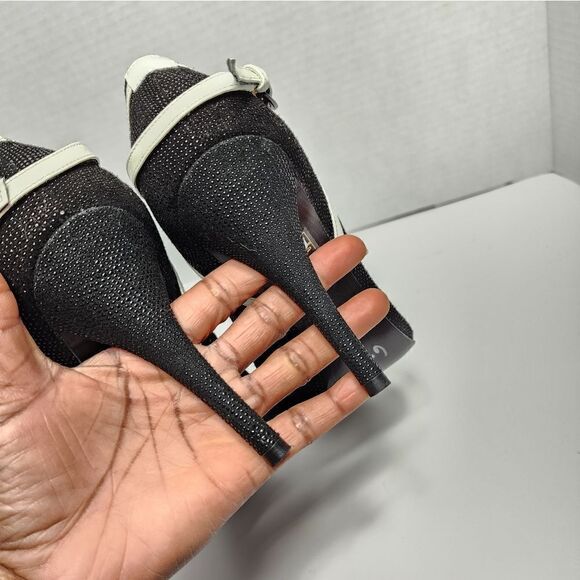 Stuart Weitzman  - Picture 14 of 17